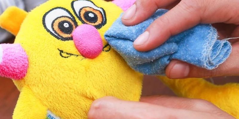 Giặt gấu bông bằng vải ẩm